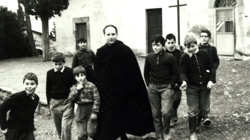 Don Milani e i primi ragazzi, tra cui Michele (febbraio 1958, foto Frighi, Archivio FDLM)