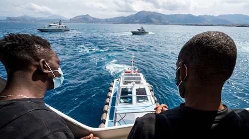 Migranti tratti in salvo nel Mediterraneo (Afp)