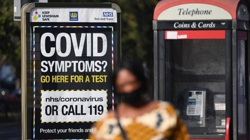 Un avviso anti-covid in una strada di Londra (Epa) Un avviso anti-covid in una strada di Londra (Epa)