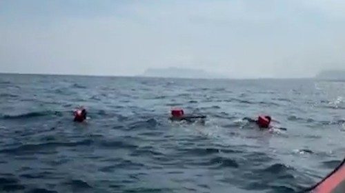 Alcuni dei migranti gettatisi in mare per protesta al largo di Palermo (Reuters) Alcuni dei migranti gettatisi in mare per protesta al largo di Palermo (Reuters)