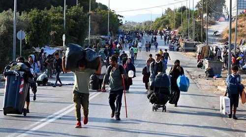 Profughi si dirigono verso il nuovo campo di Kara Tepe (Ansa)