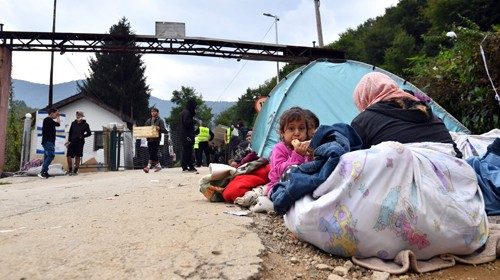 A group of more than 80 migrants from Asia and Africa besiege the gates of camp 'Usivak', near ... A group of more than 80 migrants from Asia and Africa besiege the gates of camp 'Usivak', near ...