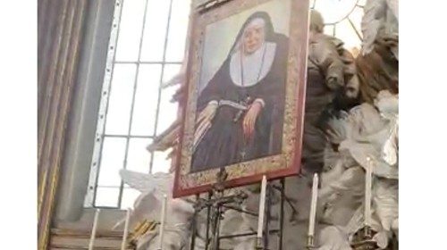 L’arazzo raffigurante la nuova beata nella cattedrale di Napoli