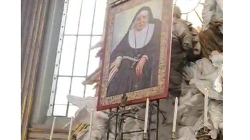 L’arazzo raffigurante la nuova beata nella cattedrale di Napoli L’arazzo raffigurante la nuova beata nella cattedrale di Napoli