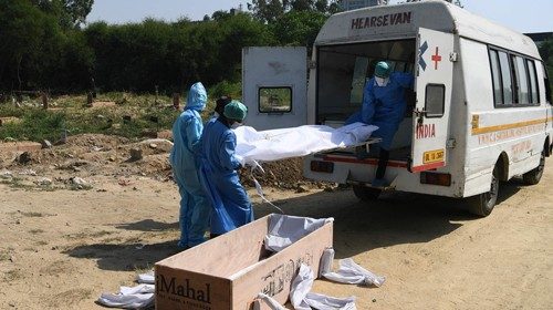 Operatori sanitari trasportano il corpo di una vittima del coronavirus (Afp) Operatori sanitari trasportano il corpo di una vittima del coronavirus (Afp)