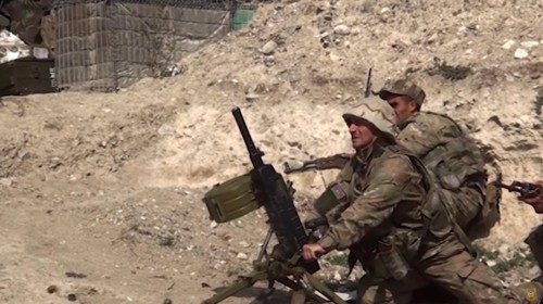 Soldati azeri nel corso di un’operazione (Epa)