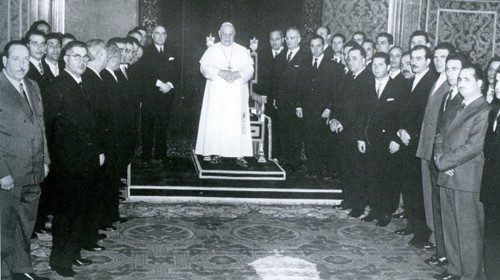 Un immagine esposta nella mostra per i 75 anni dell’Ispettorato: Giovanni XXIII riceve l’Ispettorato (10 febbraio 1962)