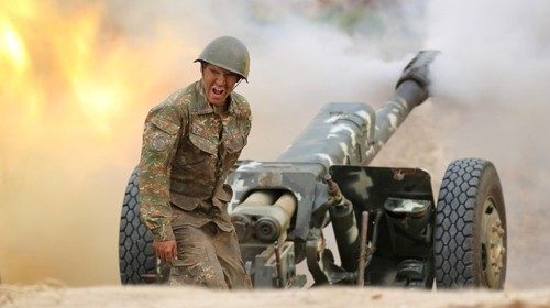 Artiglieria armena in azione (Reuters) Artiglieria armena in azione (Reuters)