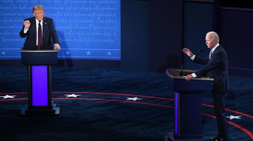 Trump e Biden durante il dibattito (Afp)