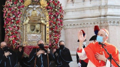 20 de mayo de 2020: en Piazza Maggiore, en Bolonia, el arzobispo Matteo Zuppi imparte la bendición de la Virgen de San Lucas a la ciudad y a la archidiócesis (chiesadibologna.it)