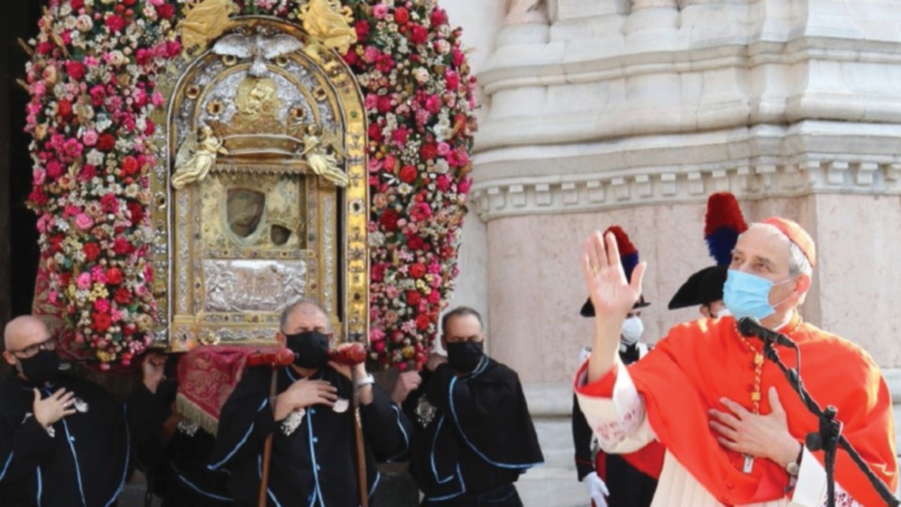 20 maggio 2020: in Piazza Maggiore, a Bologna, l’Arcivescovo Matteo Zuppi ha impartito la Benedizione della Madonna di San Luca alla città e all’arcidiocesi (chiesadibologna.it)