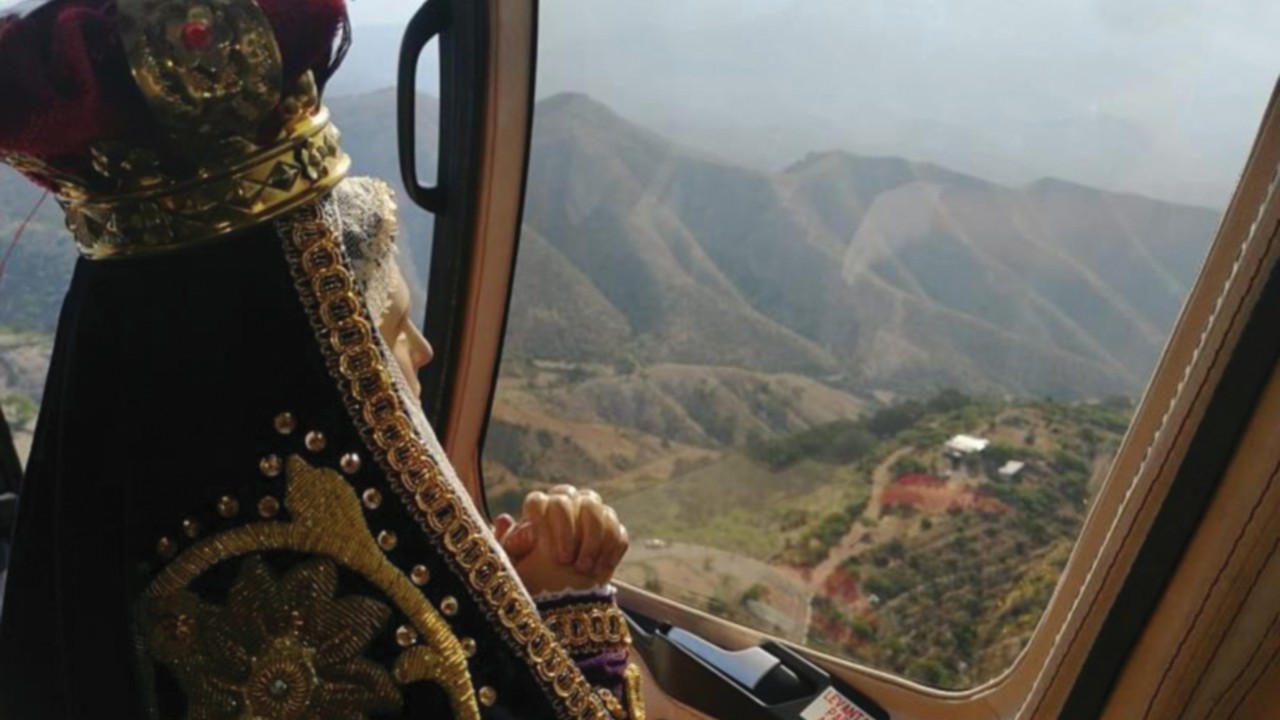 April 9, 2020: the helicopter carrying the Virgen de los Dolores and the Blessed Sacrament flies over the 25 cities of the Diocese of Querétaro, Mexico, during Holy Week to ask for an end to the pandemic and healing of the sick (diocesisqro.org).