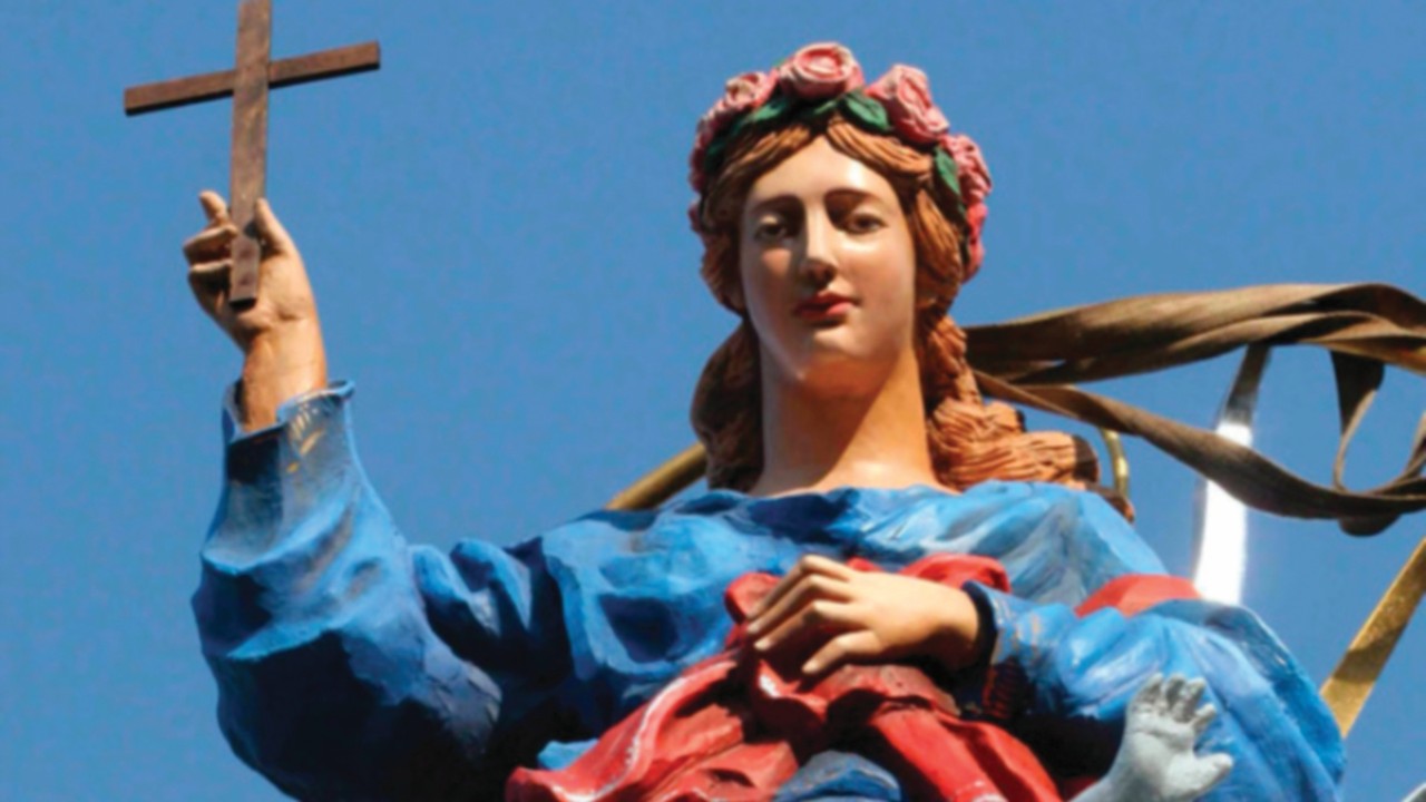 La statua di santa Rosalia durante una processione ( Ansa)