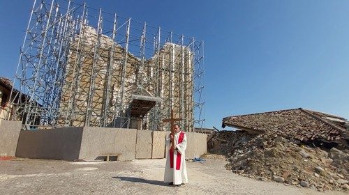 La Via Crucis davanti al cantiere dell’antica chiesa di Sant’Agostino semidistrutta nel 2016