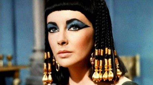 Elizabeth Taylor nei panni di Cleopatra nell’omonimo film (1963)