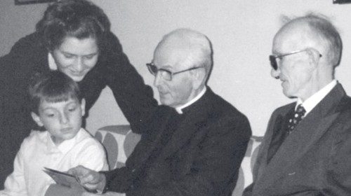 Don Angelo Gallotti (al centro) con alcuni familiari