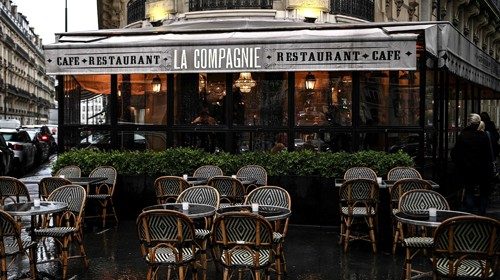 Un bar nel centro di Parigi nell’ultimo giorno di apertura dopo le disposizioni del governo (Ansa) Un bar nel centro di Parigi nell’ultimo giorno di apertura dopo le disposizioni del governo (Ansa)