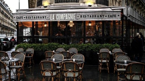 Un bar nel centro di Parigi nell’ultimo giorno di apertura dopo le disposizioni del governo (Ansa)