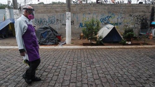 Padre Julio Lancellotti da più di 30 anni è in missione tra i senzatetto di San Paolo, in Brasile. Ogni giorno porta loro da mangiare e presta soccorso  anche in questo tempo di feroce pandemia.