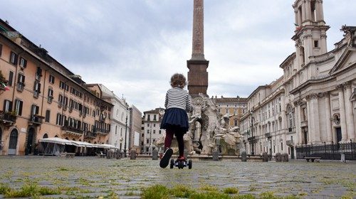 Una bambina si gode Piazza Navona deserta con il suo monopattino con la natura che riprende i suoi spazi (Esma Çakir, agenzia DHA, Roma, 18 aprile)