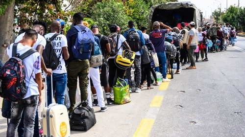 Migranti in attesa di essere condotti al porto di Mytilene a Lesbo (Ansa) Migranti in attesa di essere condotti al porto di Mytilene a Lesbo (Ansa)