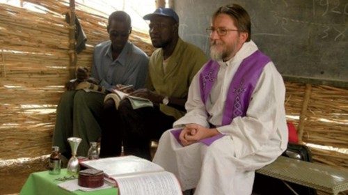 Padre Maccalli ,in un'immagine pubblicata dal sito della diocesi di Crema, quando fu rapito il 17 ... Padre Maccalli ,in un'immagine pubblicata dal sito della diocesi di Crema, quando fu rapito il 17 ...