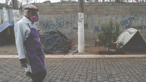 Padre Lancellotti nella foto di copertina dell’inserto «Religio» di mercoledì scorso