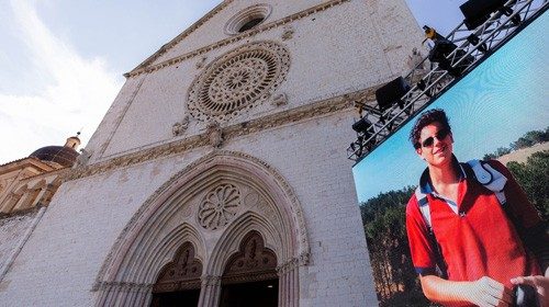 Un’immagine del nuovo beato davanti alla basilica di San Francesco ad Assisi