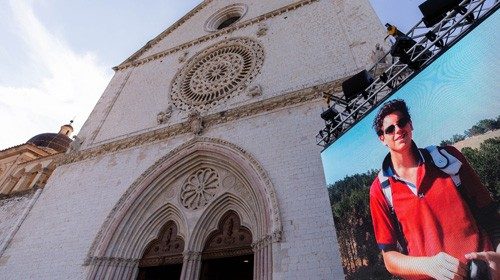 Un’immagine del nuovo beato davanti alla basilica di San Francesco ad Assisi Un’immagine del nuovo beato davanti alla basilica di San Francesco ad Assisi