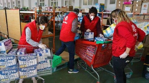 Giovani volontari della Caritas raccolgono derrate alimentari per le famiglie in difficoltà