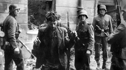 Un juif est arrÍtÈ en avril 1943 par des soldats allemands aprËs le soulËvement du ghetto de ...