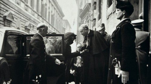 Il nunzio monsignor Francesco Borgongini Duca saluta i reali d’Italia a Sant’ Andrea della Valle il 17 febbraio 1939 (Arc. Nunz. Italia 1, fasc. 7, f. 147)