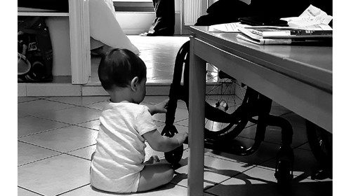 Giacomo mentre esplora la carrozzina della mamma Giacomo mentre esplora la carrozzina della mamma