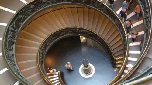 La scala ideata dall’architetto Giuseppe Momo per i Musei Vaticani