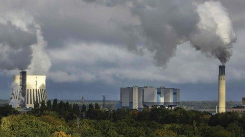 Smoke rises from the Ruhleben incineration power plant behind the 'Unite d'Habitation of Berlin' ... Smoke rises from the Ruhleben incineration power plant behind the 'Unite d'Habitation of Berlin' ...