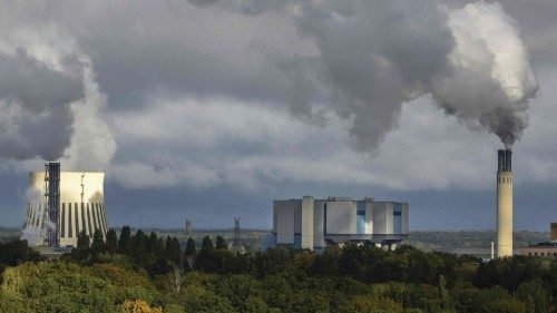 Smoke rises from the Ruhleben incineration power plant behind the 'Unite d'Habitation of Berlin' ...