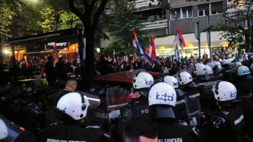 Il cordone della polizia schierato a difesa del festival culturale a Belgrado Il cordone della polizia schierato a difesa del festival culturale a Belgrado