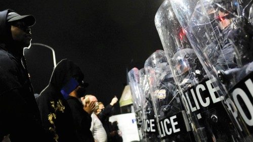 Dimostranti affrontano la polizia schierata in assetto antisommossa a Philandephia ( Reuters)