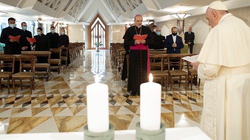 Nella cappella di Casa Santa Marta il Papa presiede la cerimonia per la consegna del pallio al Patriarca di Gerusalemme dei latini, monsignor Pierbattista Pizzaballa (28 ottobre) Nella cappella di Casa Santa Marta il Papa presiede la cerimonia per la consegna del pallio al Patriarca di Gerusalemme dei latini, monsignor Pierbattista Pizzaballa (28 ottobre)