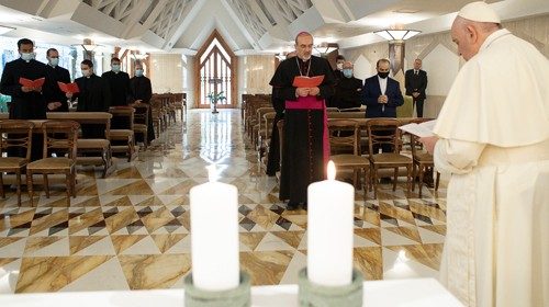 Nella cappella di Casa Santa Marta il Papa presiede la cerimonia per la consegna del pallio al Patriarca di Gerusalemme dei latini, monsignor Pierbattista Pizzaballa (28 ottobre)