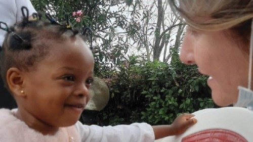 Piccola migrante assistita da un’operatrice dell’Agenzia scalabriniana Piccola migrante assistita da un’operatrice dell’Agenzia scalabriniana