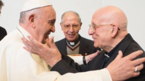 L’abbraccio tra Papa Francesco e padre Sorge