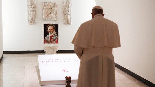 Nel giorno della Commemorazione dei defunti, Francesco ha pregato sulle tombe dei suoi predecessori Poco dopo le 17, al termine della messa celebrata nella chiesa del Pontificio collegio Teutonico di Santa Maria in Camposanto, il Papa è sceso nelle Grotte vaticane, raccogliendosi in preghiera davanti al sepolcro dell’apostolo Pietro e alle tombe dei Pontefici Pio XII, Giovanni Paolo I e Paolo VI. Nel giorno della Commemorazione dei defunti, Francesco ha pregato sulle tombe dei suoi predecessori Poco dopo le 17, al termine della messa celebrata nella chiesa del Pontificio collegio Teutonico di Santa Maria in Camposanto, il Papa è sceso nelle Grotte vaticane, raccogliendosi in preghiera davanti al sepolcro dell’apostolo Pietro e alle tombe dei Pontefici Pio XII, Giovanni Paolo I e Paolo VI.
