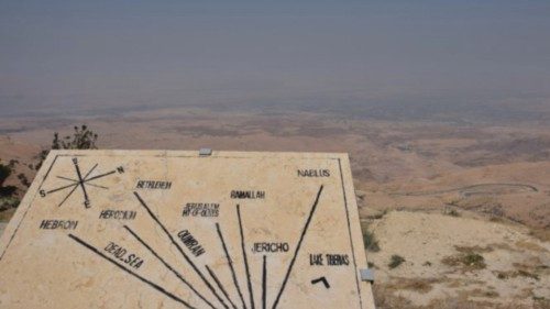 Una veduta dal monte Nebo, in Giordania, con l’indicazione dei luoghi santi