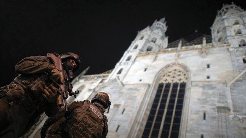 Militari di fronte alla cattedrale di Santo Stefano nel centro di Vienna (Afp)