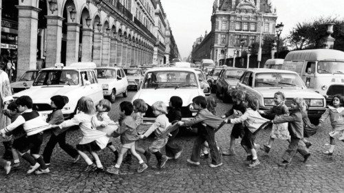 Robert Doisneau, «Les tabliers de Rivoli» (1978, particolare) Robert Doisneau, «Les tabliers de Rivoli» (1978, particolare)