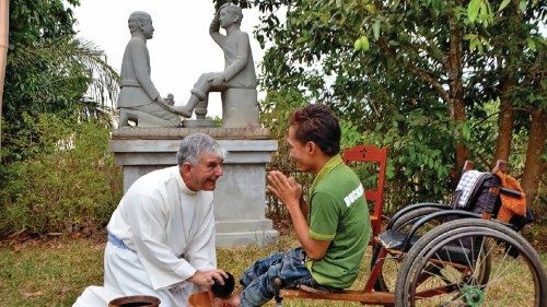 Il prefetto apostolico di Battambang, Enrique Figaredo Alvargonzález, assiste un disabile