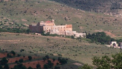 Il monastero di Mor Hananyo nella regione di Tur Abdin Il monastero di Mor Hananyo nella regione di Tur Abdin