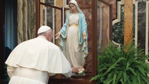 La carezza del Papa alla statua della Madonna legata alla spiritualità della Medaglia miracolosa di santa Caterina Labouré (11 novembre)