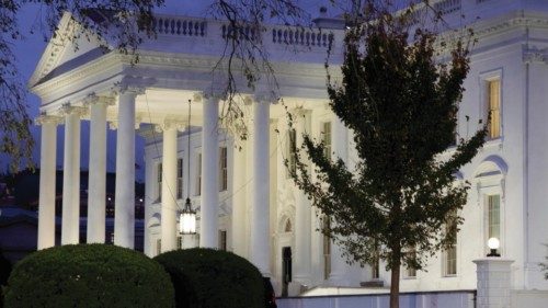 epa08816798 The North Lawn of the White House is seen at dusk in Washington, DC, USA, 12 November ...